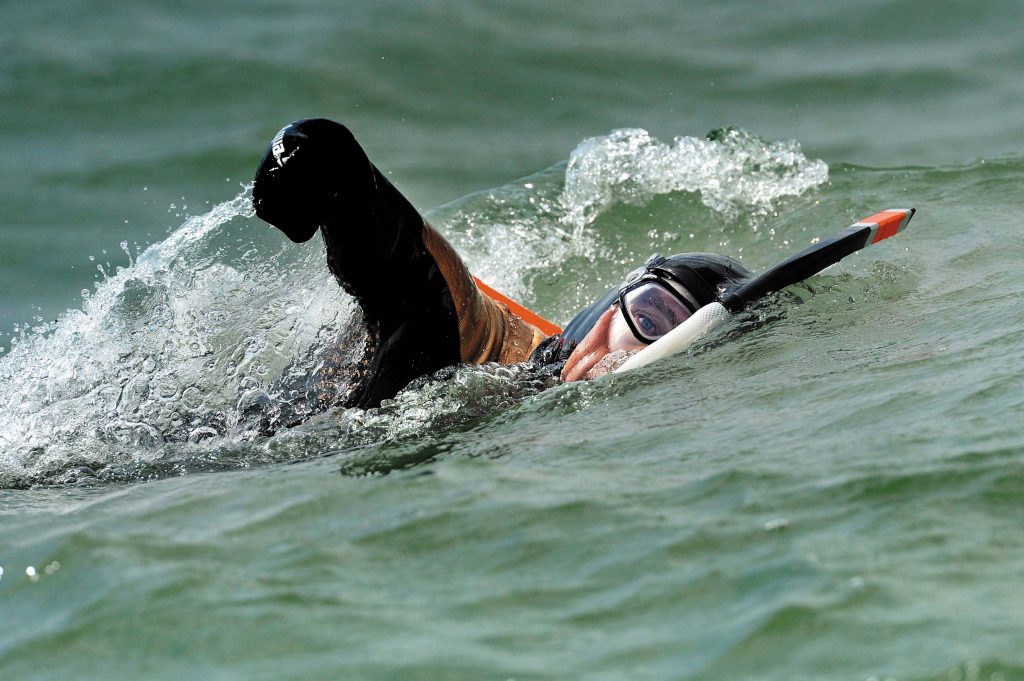 Philippe Croizon, amputé des deux bras et des deux jambes, s'entraine afin de prÈparer la traversÈe de La Manche à la nage. La Rochelle, le 27 05 2010. PHOTO XAVIER LEOTY