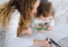 Comment faire accepter une nounou ou une baby-sitter à son enfant ?