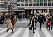 Japon : mi-confiner mi-travailler