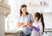 Vous voulez apprendre à vos enfants à rendre service ? Évitez ces erreurs…