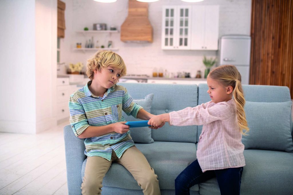 Frères et sœurs : comment réagir à leurs disputes ?
