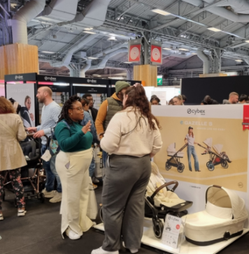 Salon Baby : s’informer, échanger et se projeter quand on devient parent Futurs parents échangeant avec un professionnel lors d’un salon dédié à la parentalité