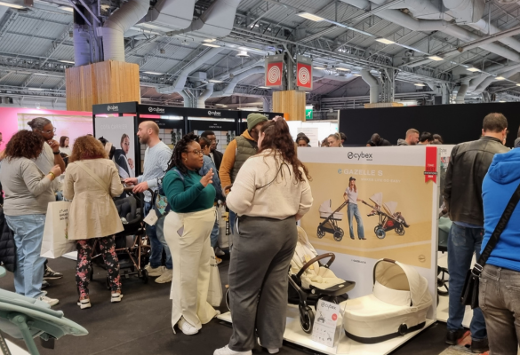 Futurs parents échangeant avec un professionnel lors d’un salon dédié à la parentalité