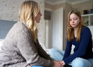 Comment parler de l’actualité anxiogène à nos ados ? Parler de l'actualité avec son ado