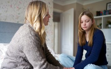 Comment parler de l’actualité anxiogène à nos ados ? Parler de l'actualité avec son ado