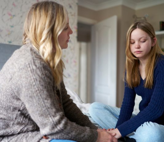 Comment parler de l’actualité anxiogène à nos ados ? Parler de l'actualité avec son ado