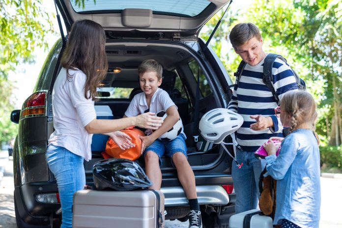 A,Family,Prepares,For,A,Trip,,Loading,Luggage,Into,A Partir en vacances été 2026