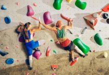 L’escalade en salle : comment bien débuter, progresser et choisir son environnement d’entraînement