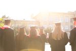 Emplois du futur: les compétences à développer dès le lycée Jeunes diplômés en toge et toque sur un campus universitaire, évoquant l’obtention d’un double diplôme américain.