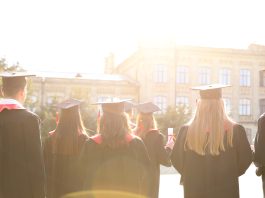 Emplois du futur: les compétences à développer dès le lycée Jeunes diplômés en toge et toque sur un campus universitaire, évoquant l’obtention d’un double diplôme américain.