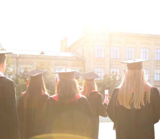 Emplois du futur: les compétences à développer dès le lycée Jeunes diplômés en toge et toque sur un campus universitaire, évoquant l’obtention d’un double diplôme américain.